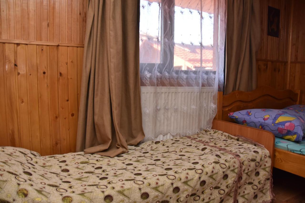 Guest House Mandrivnyi Rooms&Apartments Yasinya Dış mekan fotoğraf