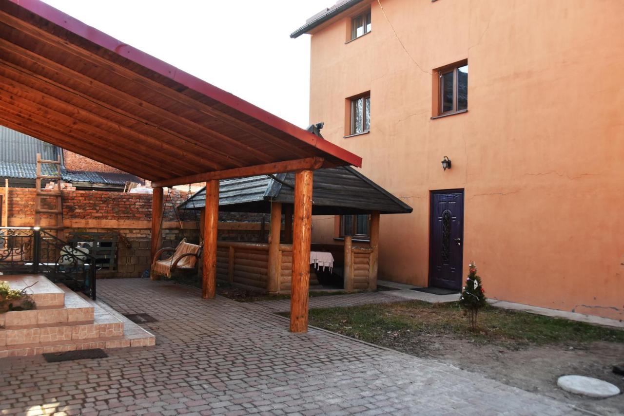 Guest House Mandrivnyi Rooms&Apartments Yasinya Dış mekan fotoğraf