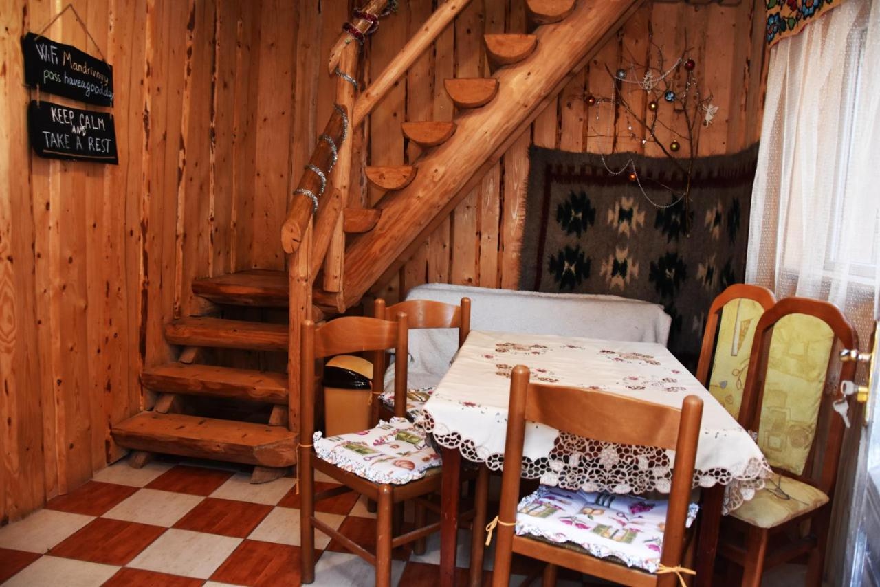 Guest House Mandrivnyi Rooms&Apartments Yasinya Dış mekan fotoğraf