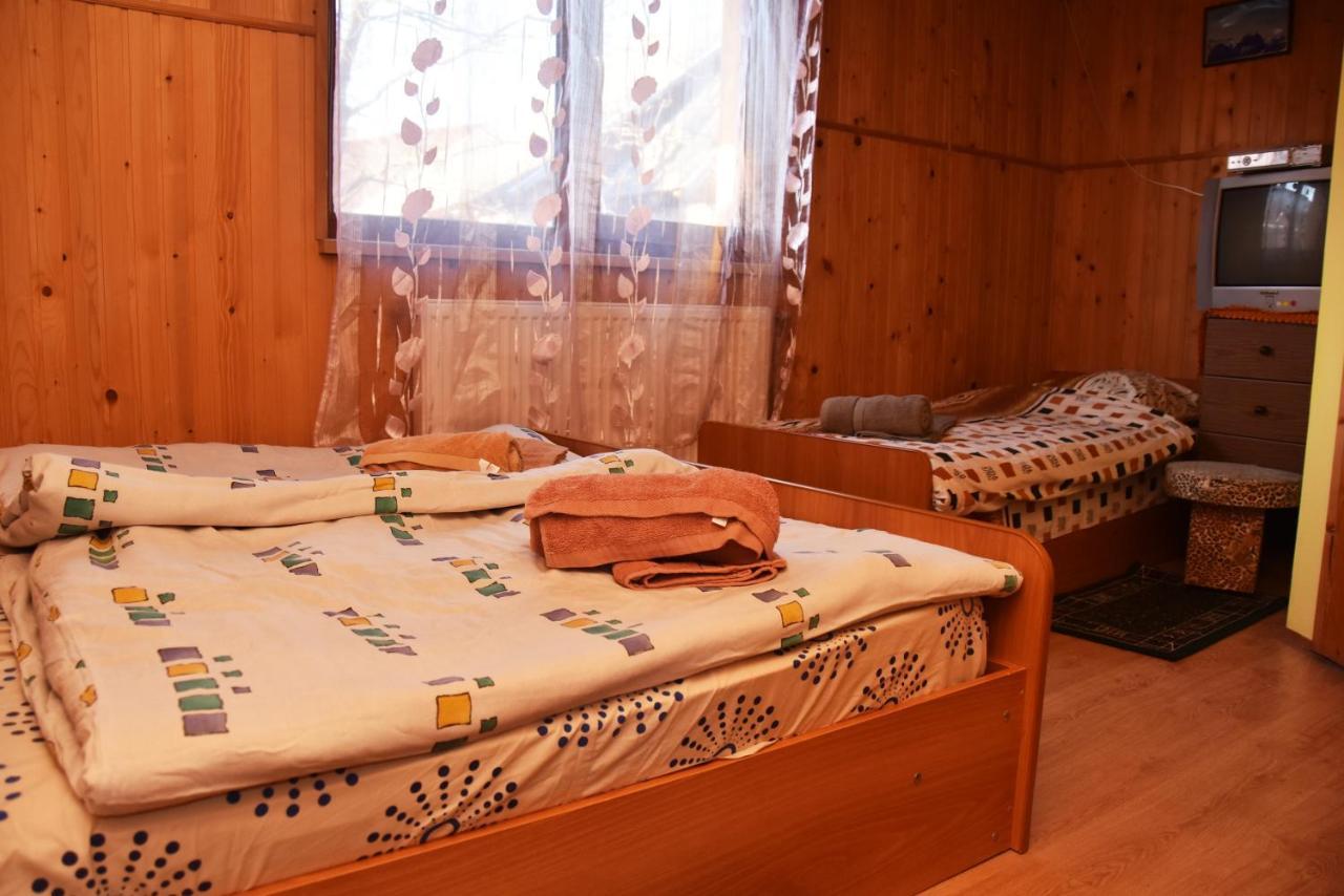 Guest House Mandrivnyi Rooms&Apartments Yasinya Dış mekan fotoğraf