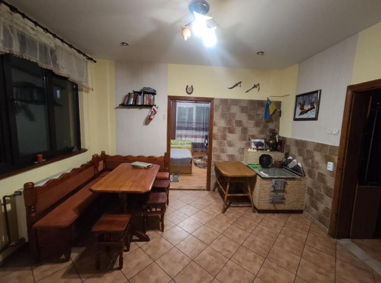 Guest House Mandrivnyi Rooms&Apartments Yasinya Dış mekan fotoğraf