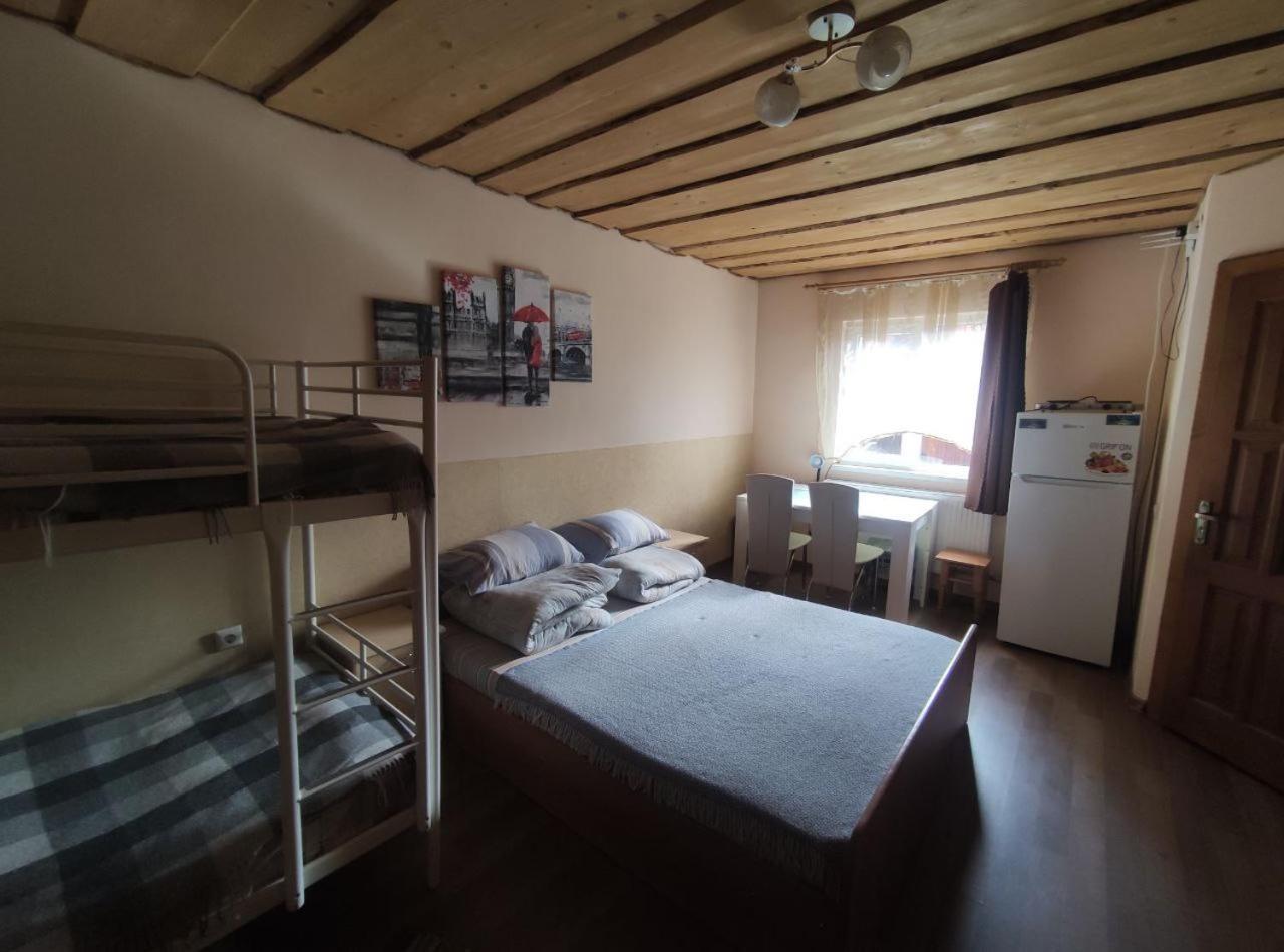 Guest House Mandrivnyi Rooms&Apartments Yasinya Dış mekan fotoğraf