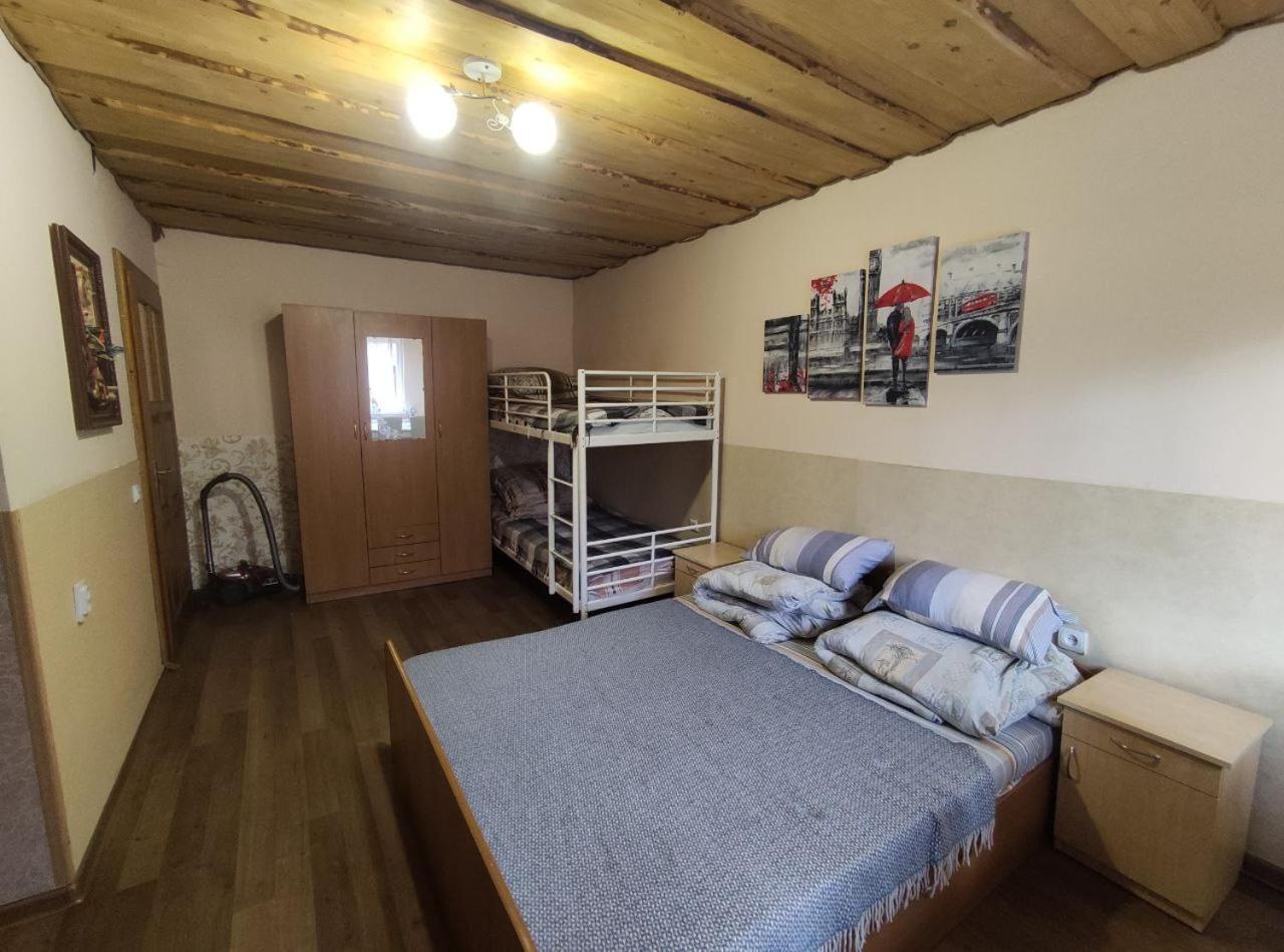 Guest House Mandrivnyi Rooms&Apartments Yasinya Dış mekan fotoğraf