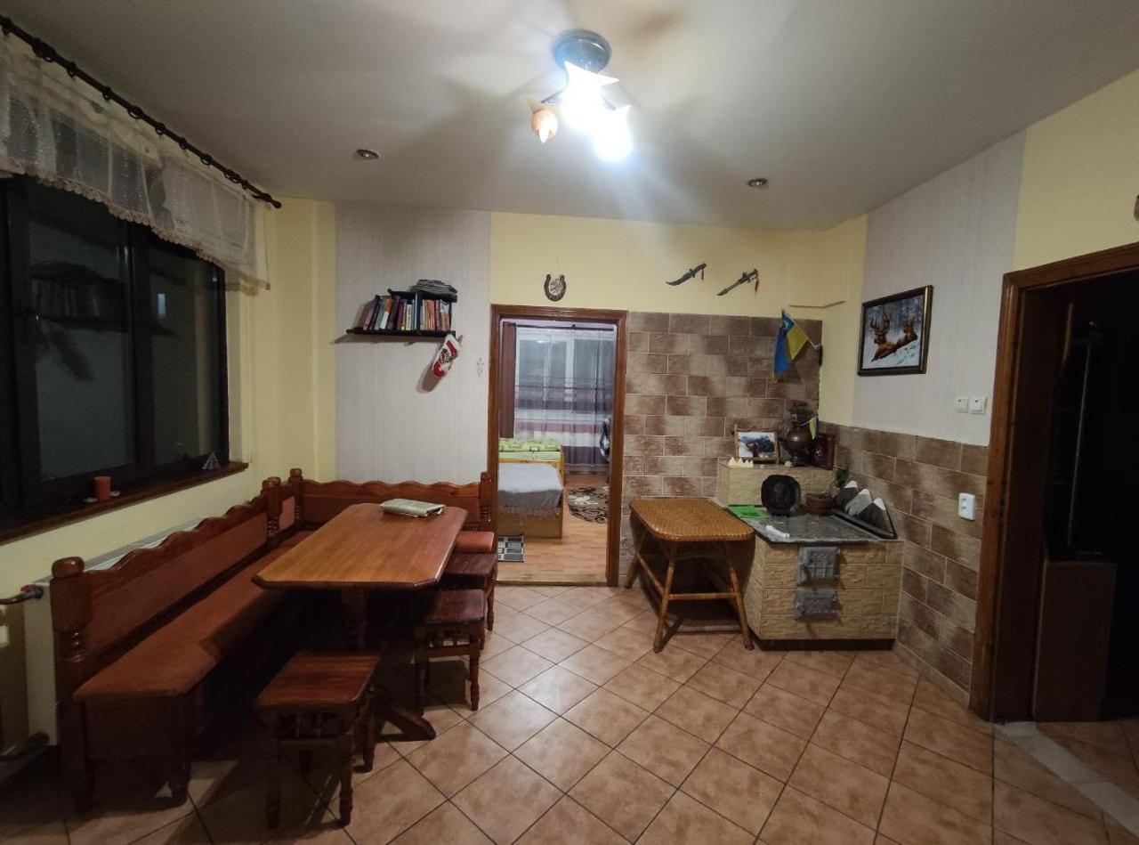 Guest House Mandrivnyi Rooms&Apartments Yasinya Dış mekan fotoğraf