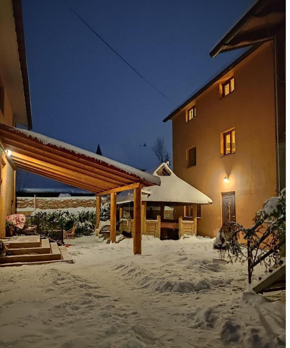 Guest House Mandrivnyi Rooms&Apartments Yasinya Dış mekan fotoğraf